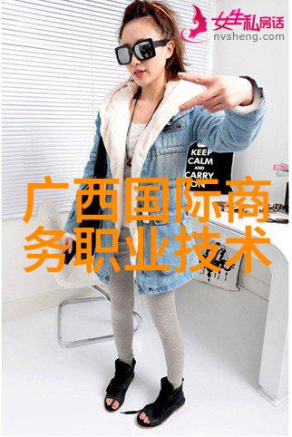 夏日蝉鸣下美人伞轻摇翩然舞动在微风中仿佛是一位温柔的女神用她的伞为热闹的街头增添了一抹清雅与高贵