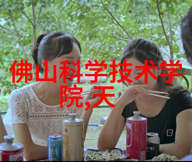 人物使用2吨软化水设备进行医用水处理