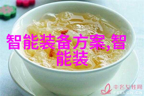 人物操作2吨软化水设备推动净化水设备生产线的运转